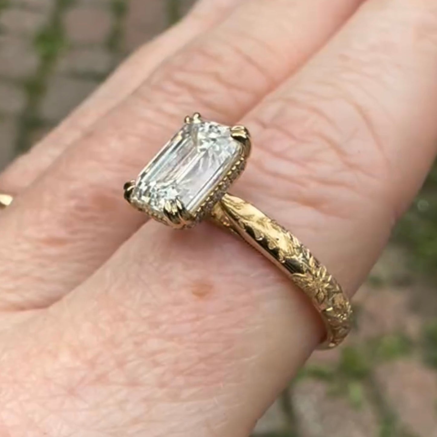 double claw prong emerald lab grown vintage engagement ring engraved band art deco gold wedding ring