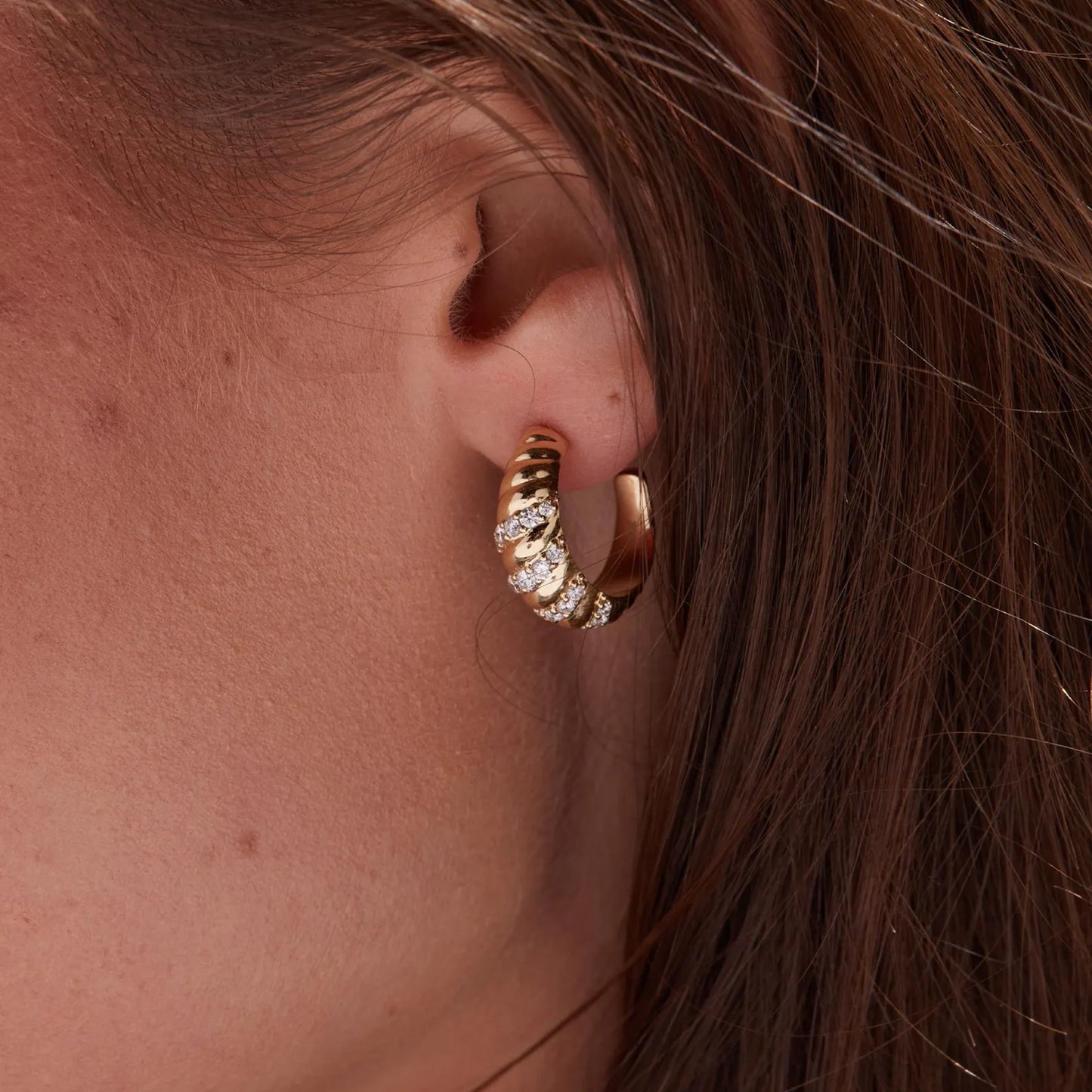 0.80 tcw round cut lab grown diamond huggie hoop earring elegant twist design