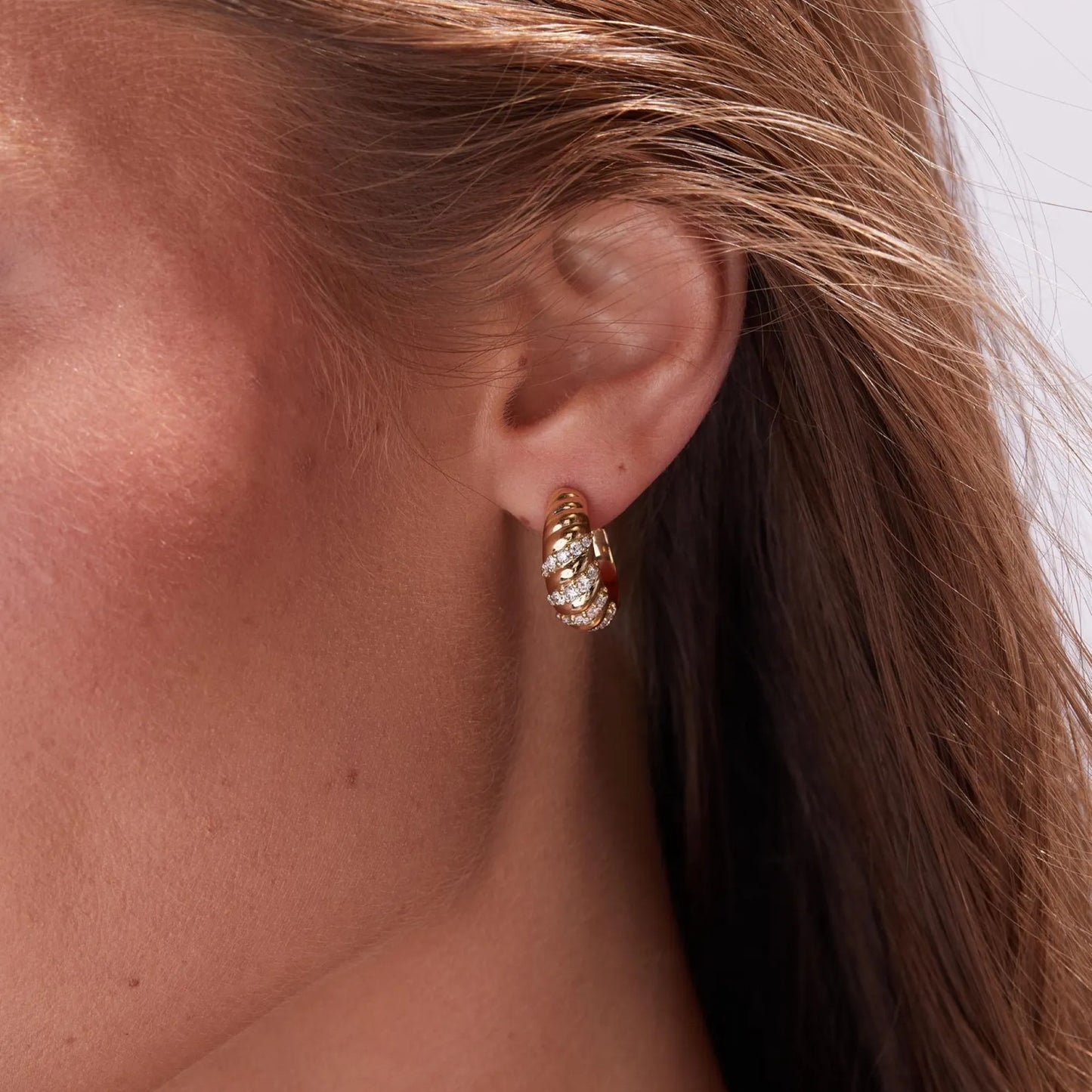 0.80 tcw round cut lab grown diamond huggie hoop earring elegant twist design